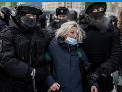 Без лишних слов: задержания в центре Москвы идут с демонстративной жесткостью - newsland.com - Москва