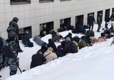 Алексей Навальный - В Казани задержанных на митинге положили лицом в снег - ya62.ru - респ. Татарстан - Казань