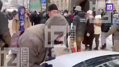 В Москве участники несанкционированной акции напали на таксиста - iz.ru - Москва