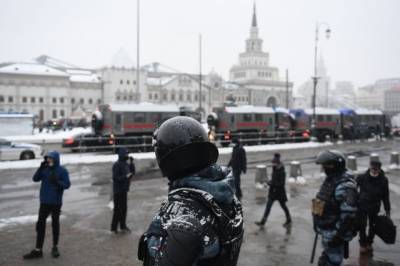 В Москве на акции протеста сотруднику Росгвардии распылили в лицо газ - aif.ru - Москва