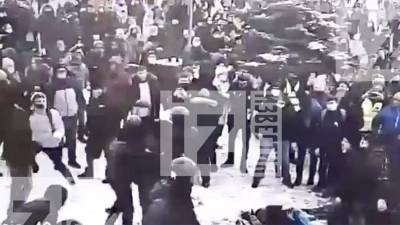 Опубликовано видео нападения на полицейских в центре Петербурга - iz.ru - Санкт-Петербург