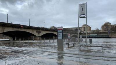 Сена вышла из берегов и затопила набережные в Париже (фото) - lenta.ua - Франция - Париж