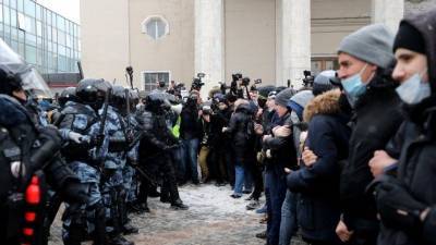 Алексей Навальный - Участники незаконной акции атаковали такси в центре Москвы — видео - 5-tv.ru - Москва