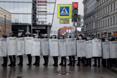 В Петербурге ищут участников митинга, применивших насилие против полиции - aif.ru - Санкт-Петербург