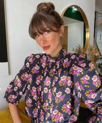 Самый красивый образ понедельника: шелковая блуза с черемухой Жюли Феррери - skuke.net