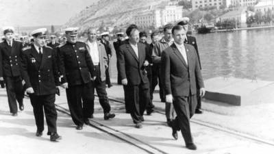 Лев Толстой - Нефть, канал, Гагарин и свиной грипп: что приносил Крыму год Быка - crimea.ria.ru - Крым