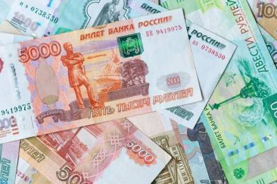 Рубль показывает уверенный рост к доллару и евро - aif.ru