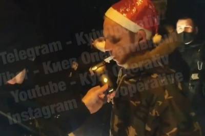 В столице пьяный "Санта" не вписался в поворот: Мужчина попросил помощи у полицейских - vkcyprus.com - Киев