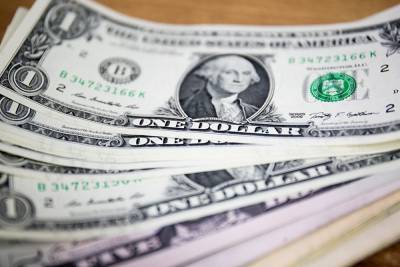 Курс доллара опустился ниже ₽74, евро — ниже ₽90 - znak.com