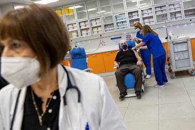 Врач в Греции попал в реанимацию после прививки препаратом Pfizer от COVID-19 - lenta.ru - Греция