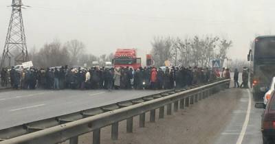 На Полтавщине люди перекрыли дорогу из-за необоснованных суммы в платежках (ФОТО) - dsnews.ua - район Лубенский