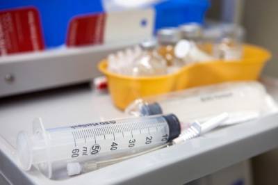 Первую антиковидную вакцину от AstraZeneca получил 82-летний британец - aif.ru - Англия - Лондон