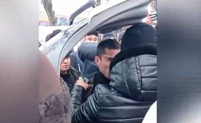В Андижанской области мужчине пытались устроить самосуд за съемку нарушений ПДД. При этом сам он утверждает, что просто делал фото цен на рынке - podrobno.uz - Узбекистан - Ташкент - Андижанская обл.