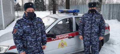 В Карелии росгвардейцы спасли женщину и детей из огня - stolicaonego.ru - республика Карелия
