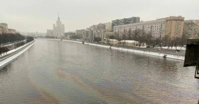Следы загрязнения топливом заметили на Москве-реке - ren.tv - Москва