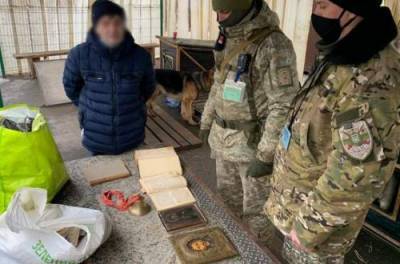 На КПВВ "Станица Луганская" мужчина незаконно перевозил предметы старины - from-ua.com - Украина