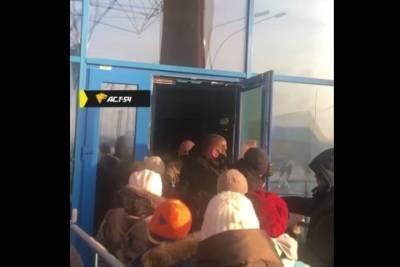 Посетители новосибирского аквапарка разодрались с охраной в огромной очереди - tayga.info - Иркутск