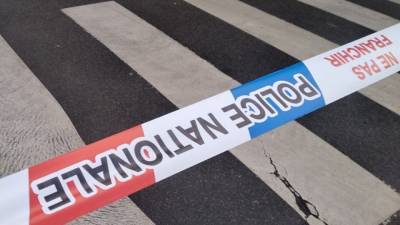 Двух полицейских жестоко избили в пригороде Парижа - politros.com - Париж - Нападение