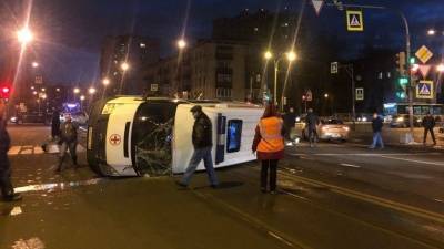 Карета скорой помощи перевернулась после столкновения с Volkswagen в Петербурге - 5-tv.ru - Санкт-Петербург - Челябинск - район Северной