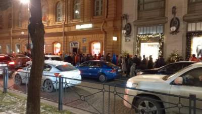 Горожане встали в огромную очередь у пышечной на Большой Конюшенной - piter.tv - Санкт-Петербург