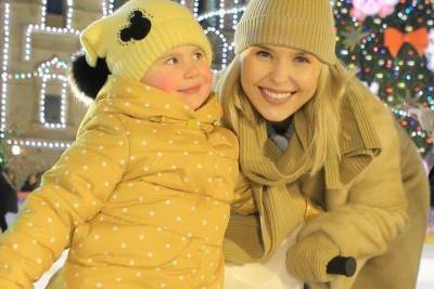 «Грация – это семейное»: Пелагея с дочкой второй раз в жизни вышли на лед - novos.mk.ru