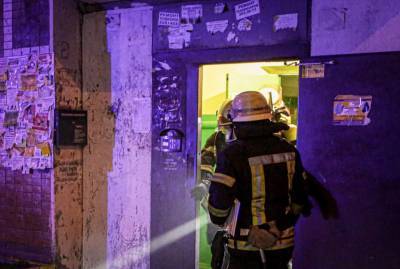 В Киеве девушка застряла в дверях: Помогли спасатели - news.bigmir.net - Киев