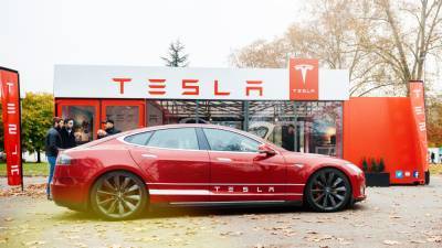 Илон Маск - Джефф Безосу - Илон Маск - Капитализация Tesla превысила 700 миллиардов долларов — она стала шестой самой дорогой американской компанией, а Илон Маск уже дышит в спину Джеффу Безосу в рейтинге миллиардеров - itc.ua - США