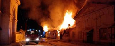 Под Владимиром локализовали крупный пожар в здании с торговыми павильонами - runews24.ru - Владимирская обл.