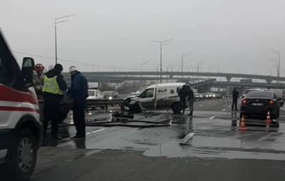 Масштабное ДТП парализовало движение в Киеве, кадры: съехались врачи и спасатели - politeka.net - Киев