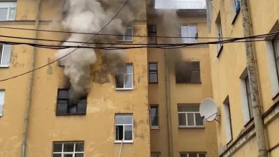 Андрей Новиков - В жилом доме на Декабристов загорелась квартира на третьем этаже - piter.tv - Санкт-Петербург