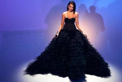 Giorgio Armani - Дуа Липа предстала на обложке Vogue со стрижкой пикси и в платье Giorgio Armani - kp.ua - Англия