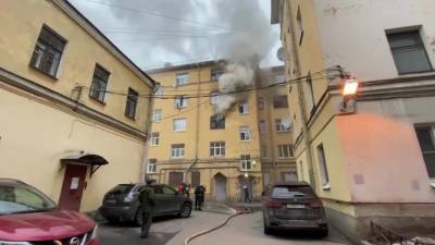 Андрей Новиков - В пожаре на улице Декабристов в Петербурге пострадали пять человек - piter.tv - Санкт-Петербург - Петербург