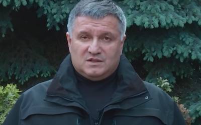 Арсен Аваков - За "особые заслуги": Аваков в прошлом году раздал более 250 наградных стволов - akcenty.com.ua