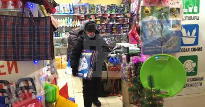 Юрий Иванов - 70-летний дедушка играет на баяне в мороз, чтобы помочь детскому дому - ren.tv - Уфа
