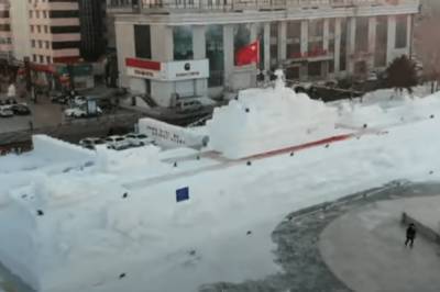В Китае вылепили 50-метровый корабль из снега: впечатляющее видео - newsone.ua - Украина - Якутск