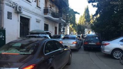 Ялта превратилась в большую парковку: туристы не могут разъехаться на узких улицах - riafan.ru - Крым - Севастополь