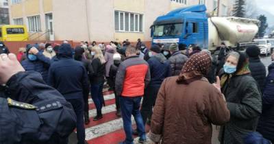 На Закарпатье скандал с прихожанами из-за храма перерос в блокирование трассы - tsn.ua - Москва