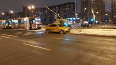 На Коллонтай водитель "Ауди" оставил дорогу без знака - piter.tv - Санкт-Петербург