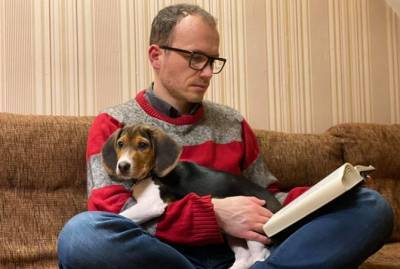 Денис Малюська - Денис Малюська с щенком на руках дал советы, какие книги стоит прочитать - kp.ua