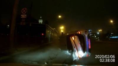 Полицейская погоня со стрельбой и переворотом попала на видео в Петербурге - vesti.ru - Санкт-Петербург