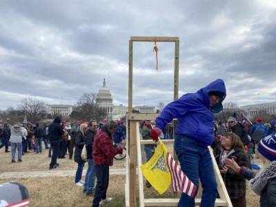 Дональд Трамп - Майк Пенс - Сторонники Трампа установили виселицу перед зданием Конгресса - unn.com.ua - США - Киев