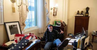 Дональд Трамп - Нэнси Пелоси - Участник мятежа в Капитолии закинул ноги на стол в кабинете Пелоси - ren.tv - США - Вашингтон