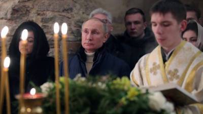 Владимир Путин - Путин на рождественском богослужении в церкви Николы на Липне — видео - 5-tv.ru - Россия - Курская обл. - Русь - Новгородская обл.