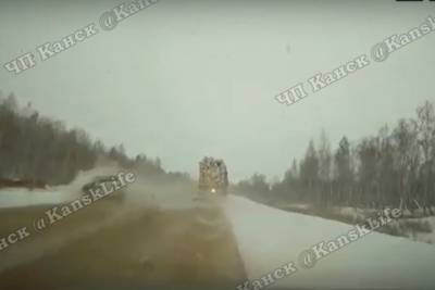 Под Канском легковушка врезалась в лесовоз - kras.mk.ru - Красноярский край - Канск