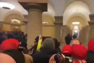 Джо Байден - Атака сторонников Трампа на здание Конгресса США в Вашингтоне (ВИДЕО 18+) - ng.ru - США - Вашингтон - Колумбия