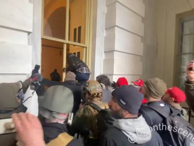 Джо Байден - Во время штурма Капитолия митингующие кричали на русском "Смелее, смелее". Видео - gordonua.com - США - Вашингтон