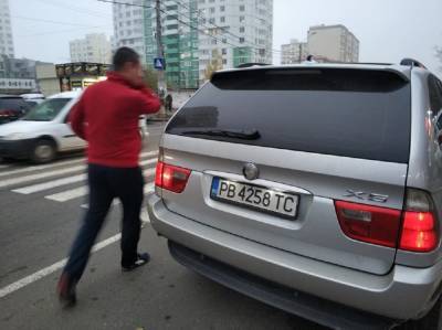 В Одессе автохам прославился после парковки своего БМВ, люди негодуют: "взять биту и отрехтовать" - odessa.politeka.net - Одесса