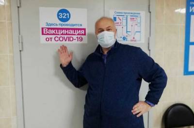Михаил Амосов - В Петербурге очередь на вакцинацию от COVID-19, но депутаты спаслись - abnews.ru - Санкт-Петербург
