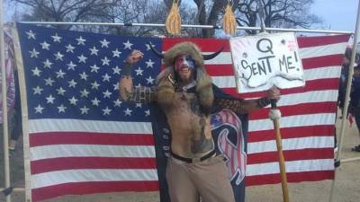 Дональд Трамп - Джо Байден - Штурмовавший Капитолий США «викинг-республиканец» покорил интернет — фото - 5-tv.ru - США - Вашингтон