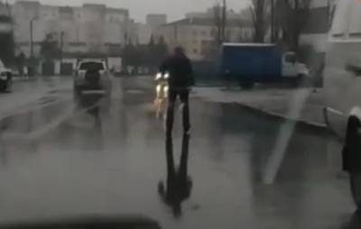 Киевлянин решил "отметить" Рождество на проезжей части, подвергнув водителей опасности: видео - politeka.net - Киев